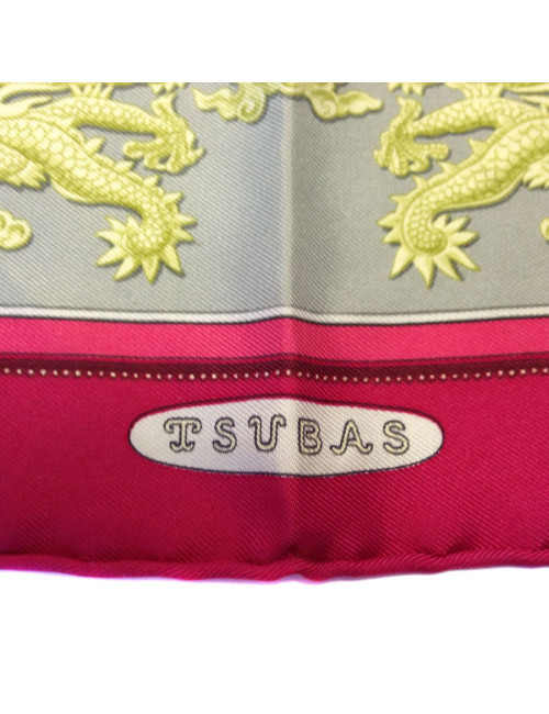 Carré HERMES "Tsubas" en soie rose