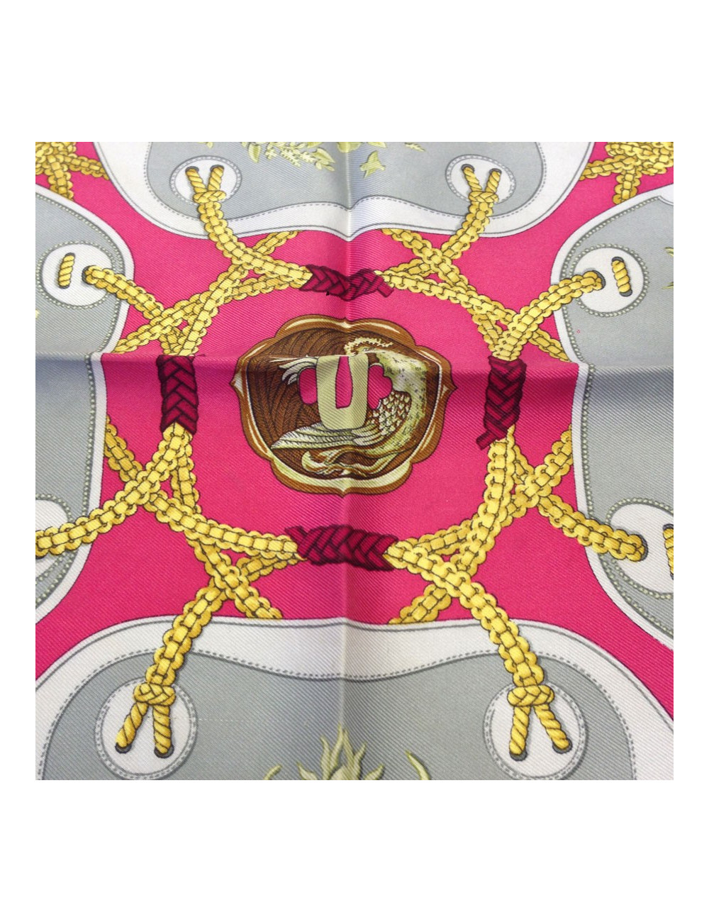Carré HERMES "Tsubas" en soie rose
