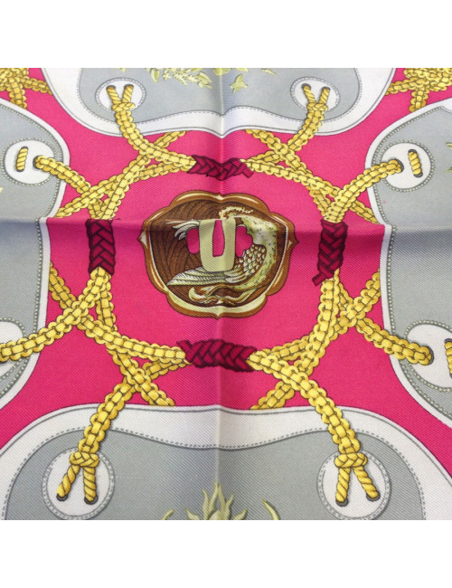 Carré HERMES "Tsubas" en soie rose