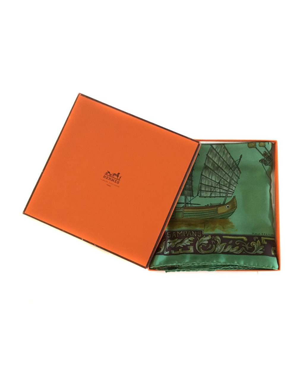 Carré HERMES "Jonques et Sampans" en soie verte