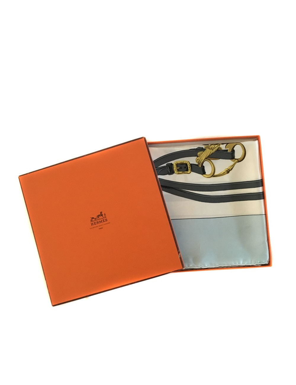 Carré HERMES "Brides de Gala" en soie bleu ciel et blanc