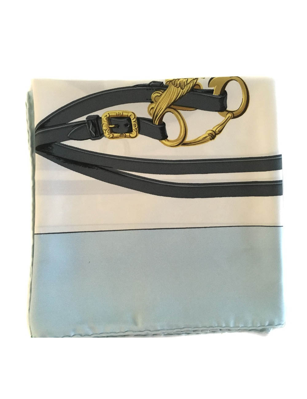 Carré HERMES "Brides de Gala" en soie bleu ciel et blanc