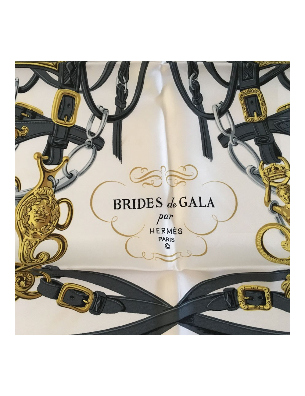 Carré HERMES "Brides de Gala" en soie bleu ciel et blanc