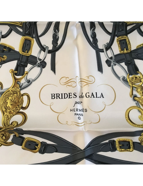 Carré HERMES "Brides de Gala" en soie bleu ciel et blanc