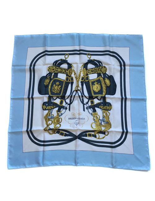 Carré HERMES "Brides de Gala" en soie bleu ciel et blanc