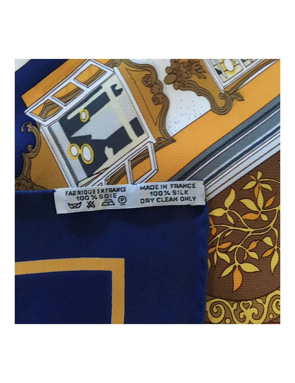 Carré HERMES "Salzburg" en soie bleu foncé