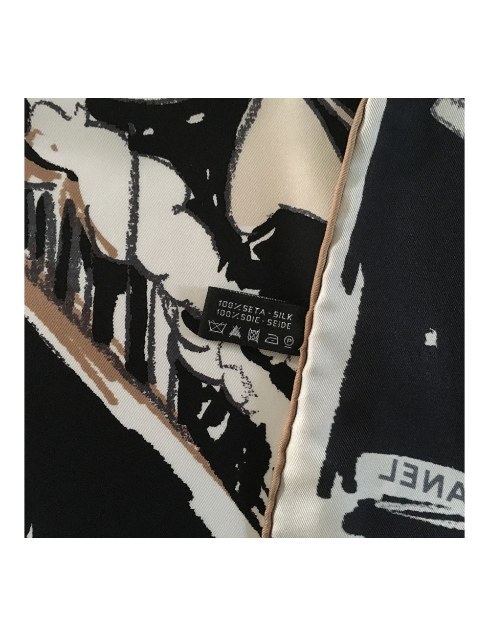 Foulard CHANEL "Paris" en soie beige et noir