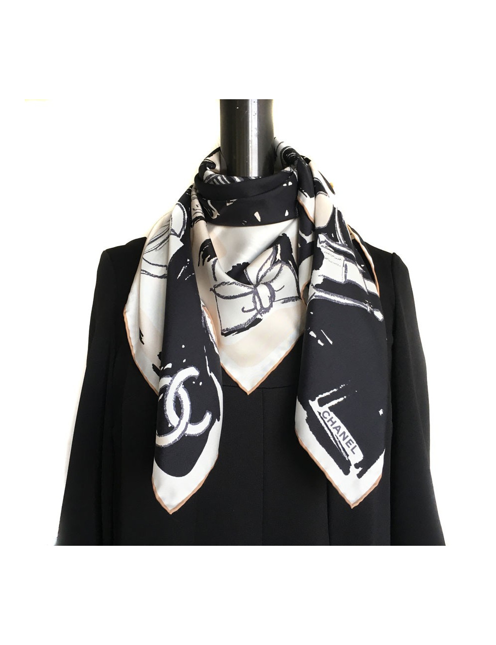 Foulard CHANEL "Paris" en soie beige et noir