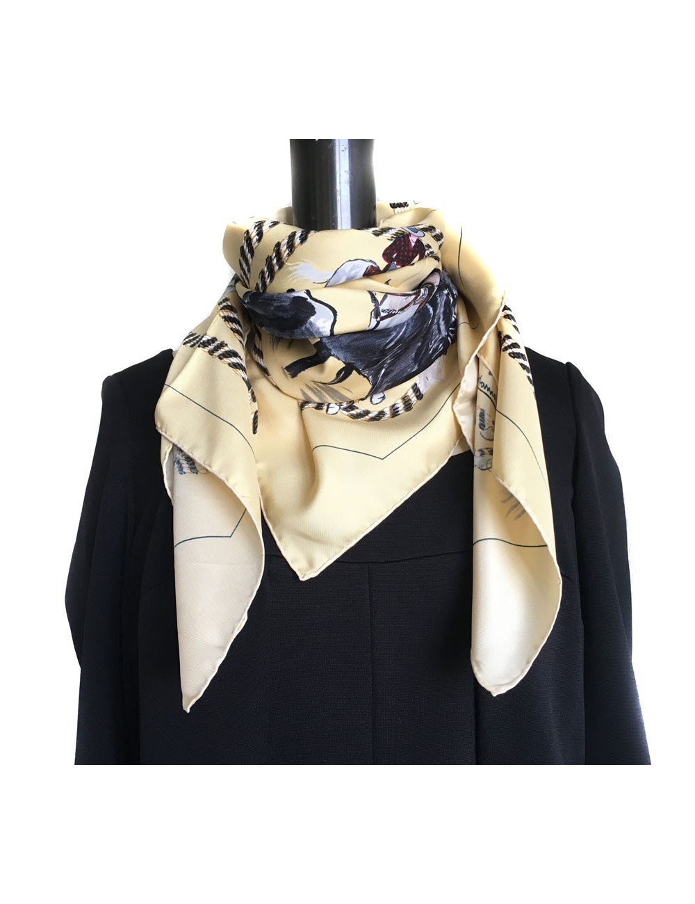 Carré HERMES "La Camargue" en soie jaune pâle