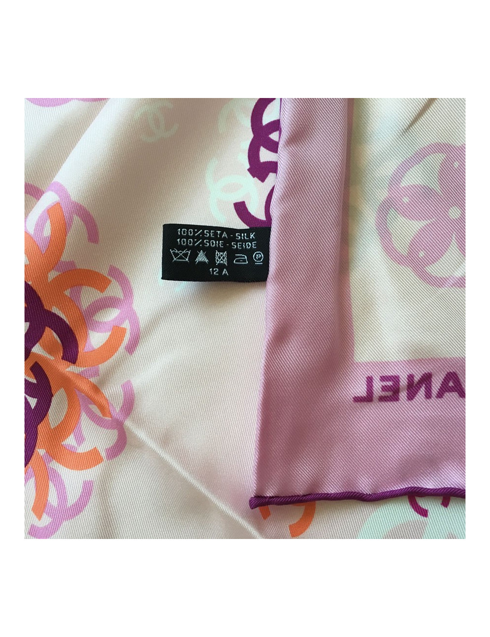 Foulard CHANEL en soie rose clair et rose foncé