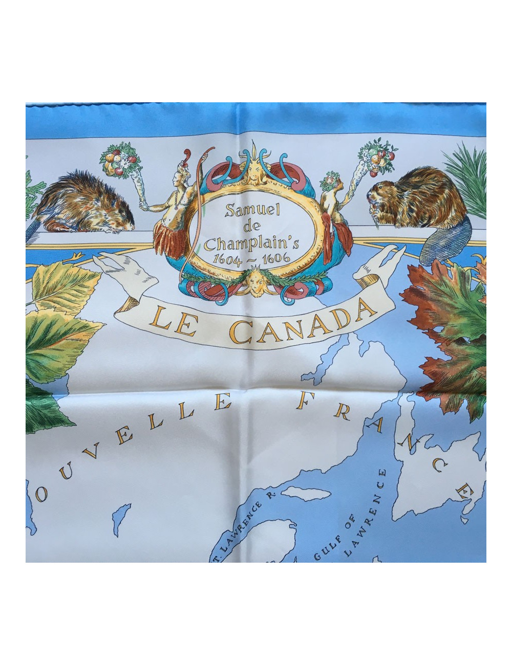 Carré HERMES "Samuel de Champlain, Le Canada" en soie bleu ciel