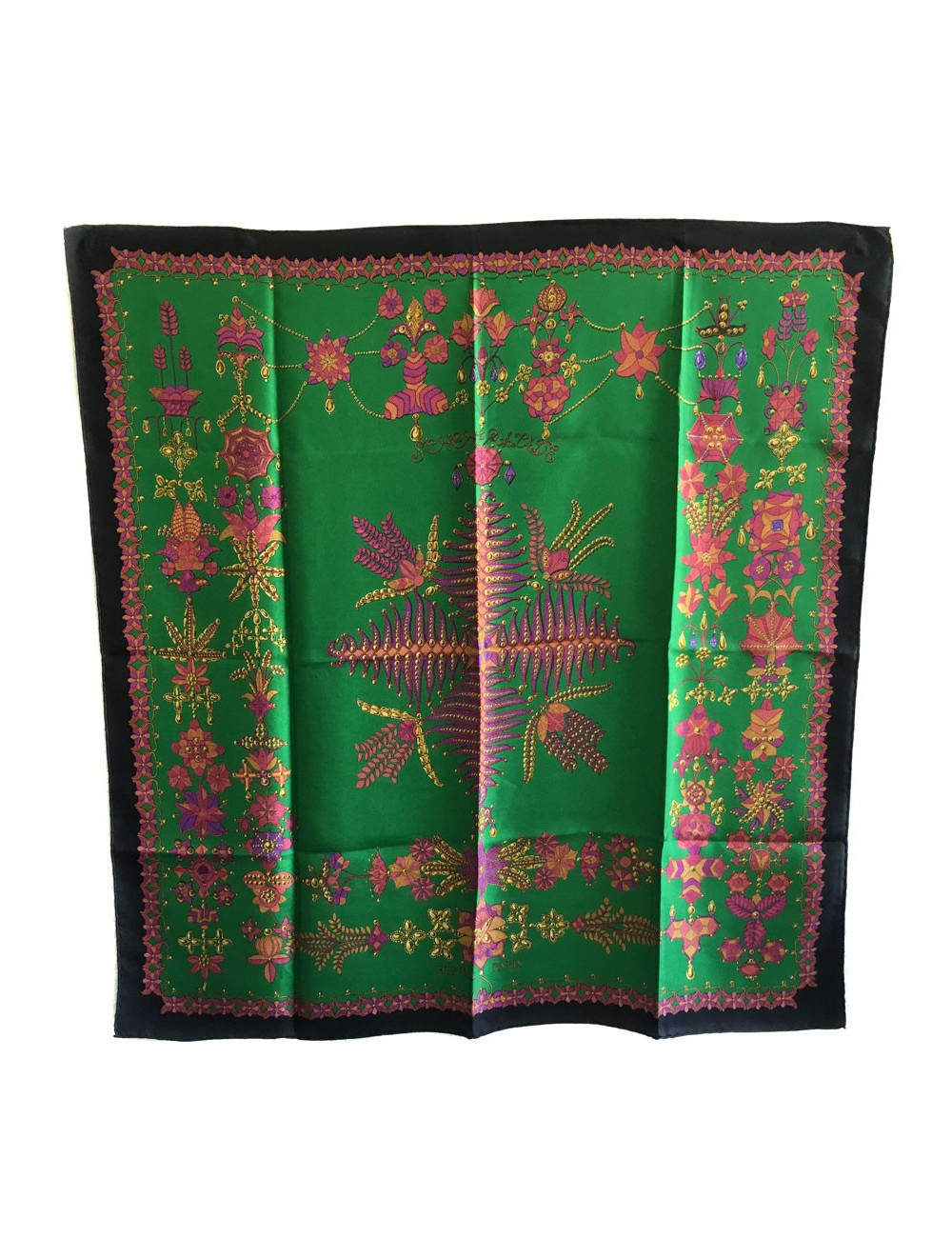 Carré HERMES "Shéhérazade" en soie vert