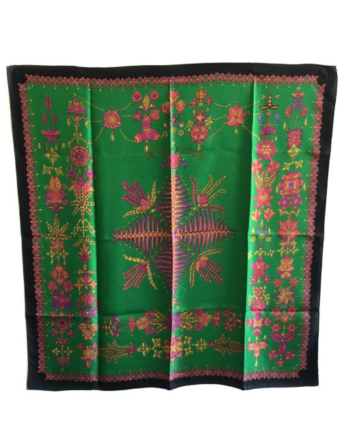 Carré HERMES "Shéhérazade" en soie vert