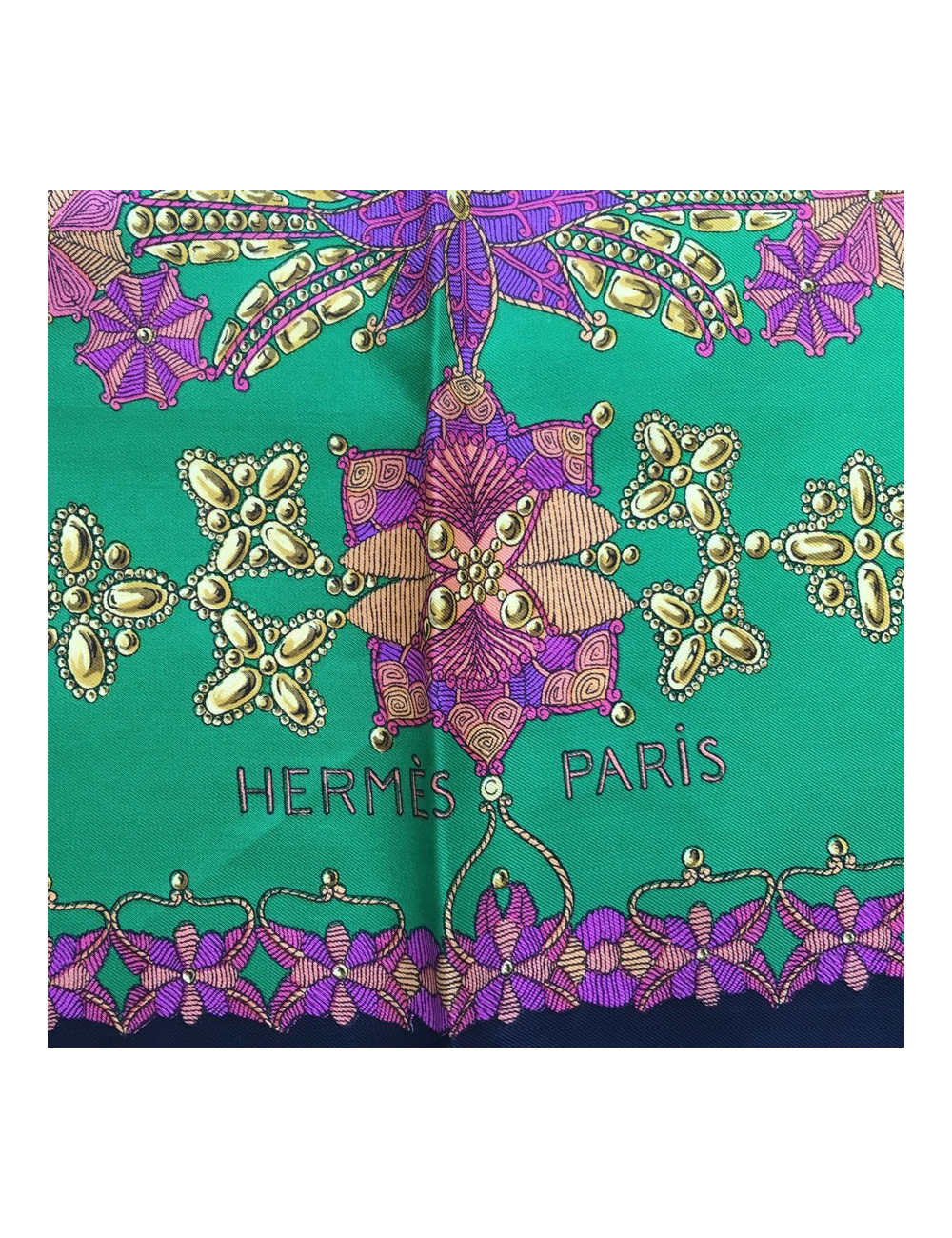 Carré HERMES "Shéhérazade" en soie vert