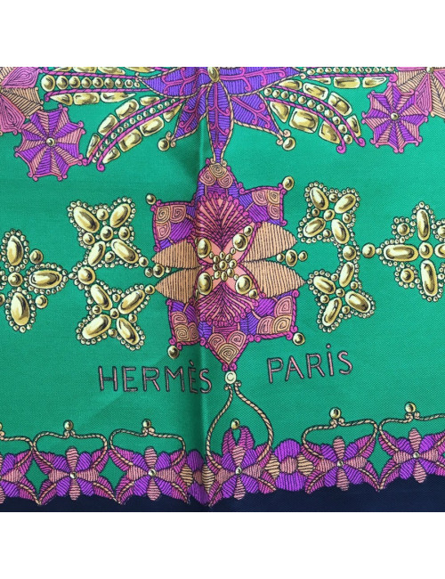 Carré HERMES "Shéhérazade" en soie vert