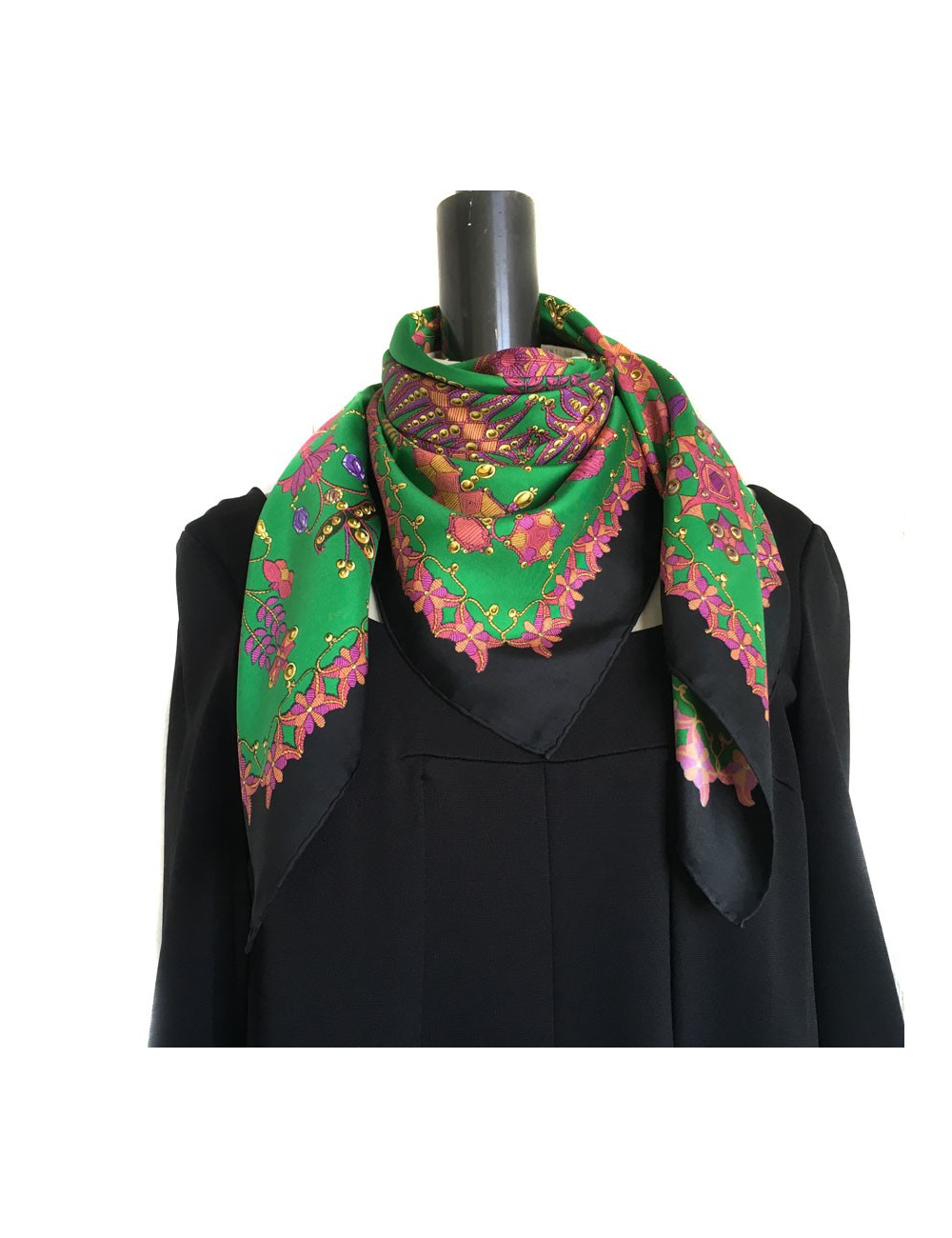 Carré HERMES "Shéhérazade" en soie vert