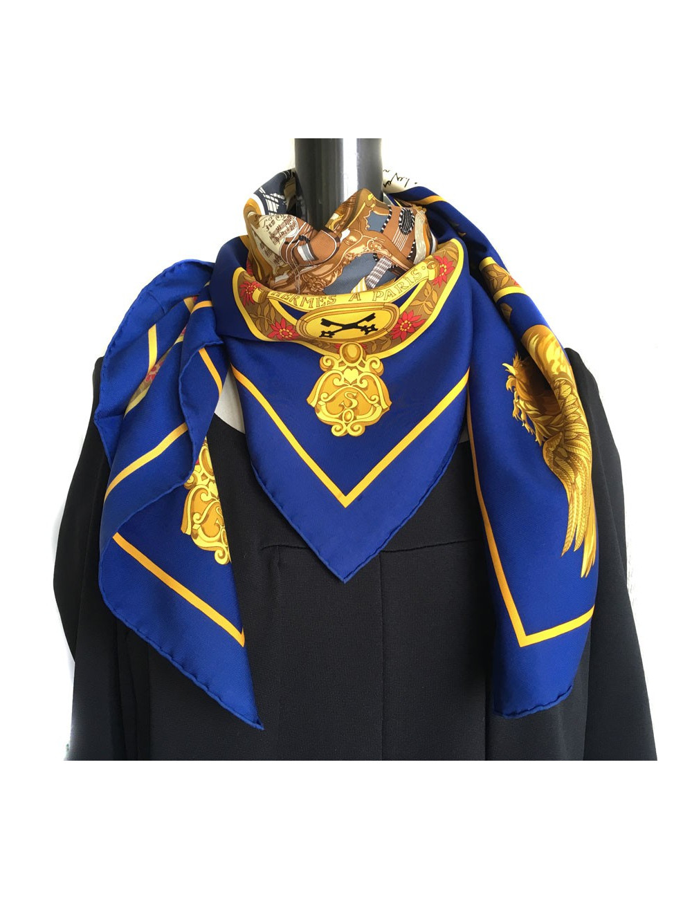 Carré HERMES "Salzbourg" en soie bleu et jaune foncé