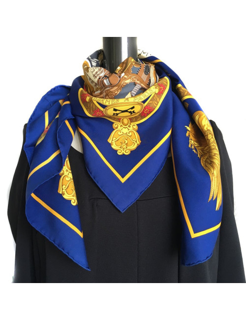 Carré HERMES "Salzbourg" en soie bleu et jaune foncé