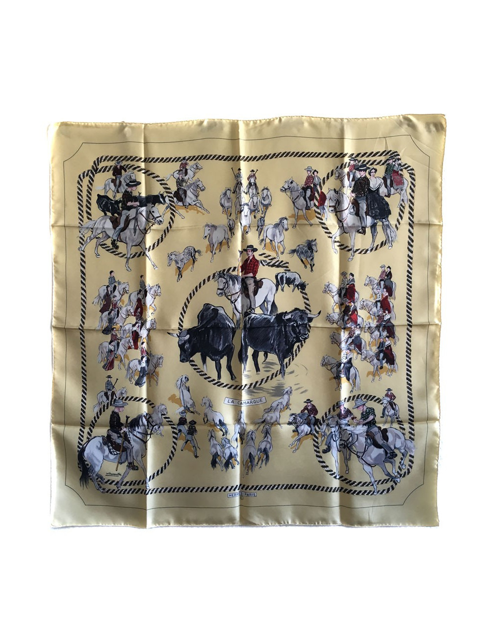 Carré HERMES "La Camargue" en soie jaune pâle