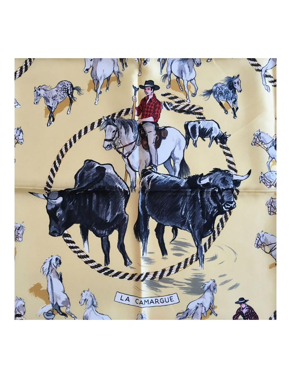 Carré HERMES "La Camargue" en soie jaune pâle