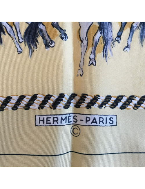 Carré HERMES "La Camargue" en soie jaune pâle