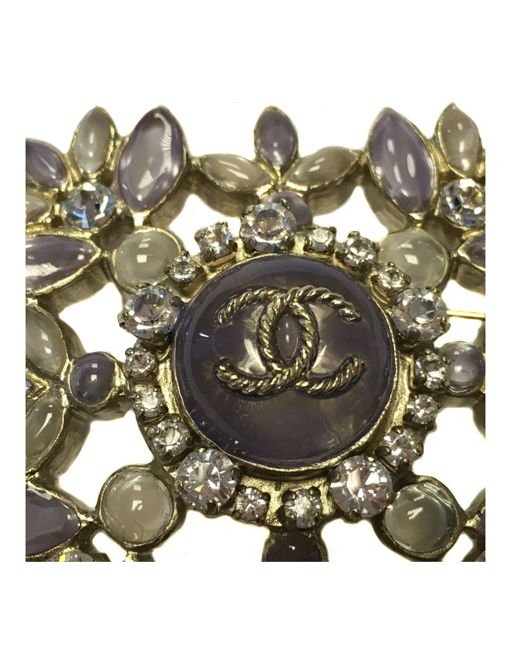 Broche CHANEL mauve en pâte de verre et métal doré