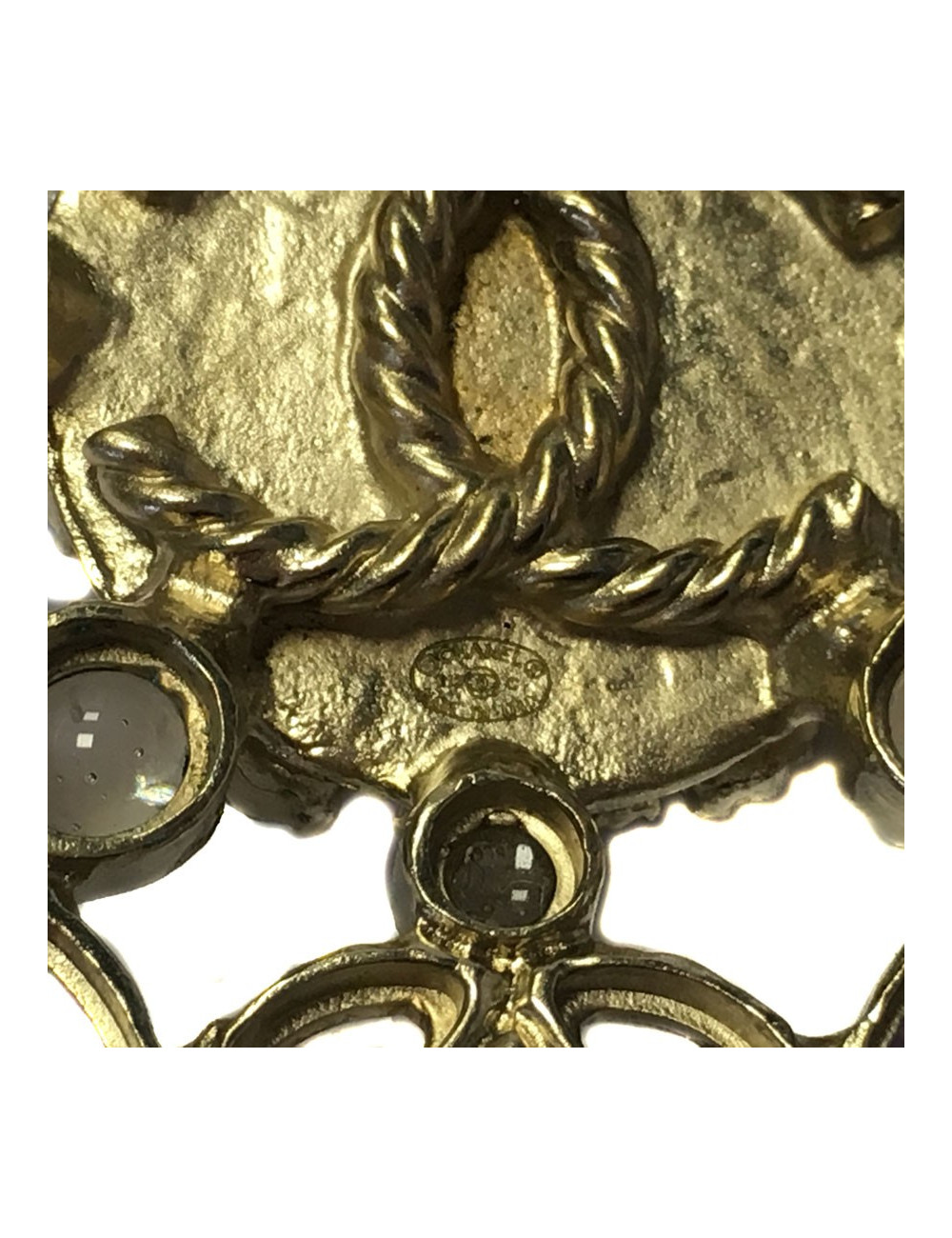 Broche CHANEL mauve en pâte de verre et métal doré