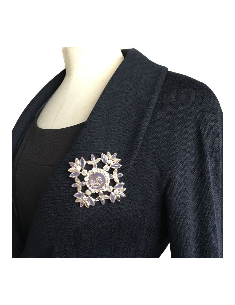 Brooch purple CHANEL in glass and gold metal