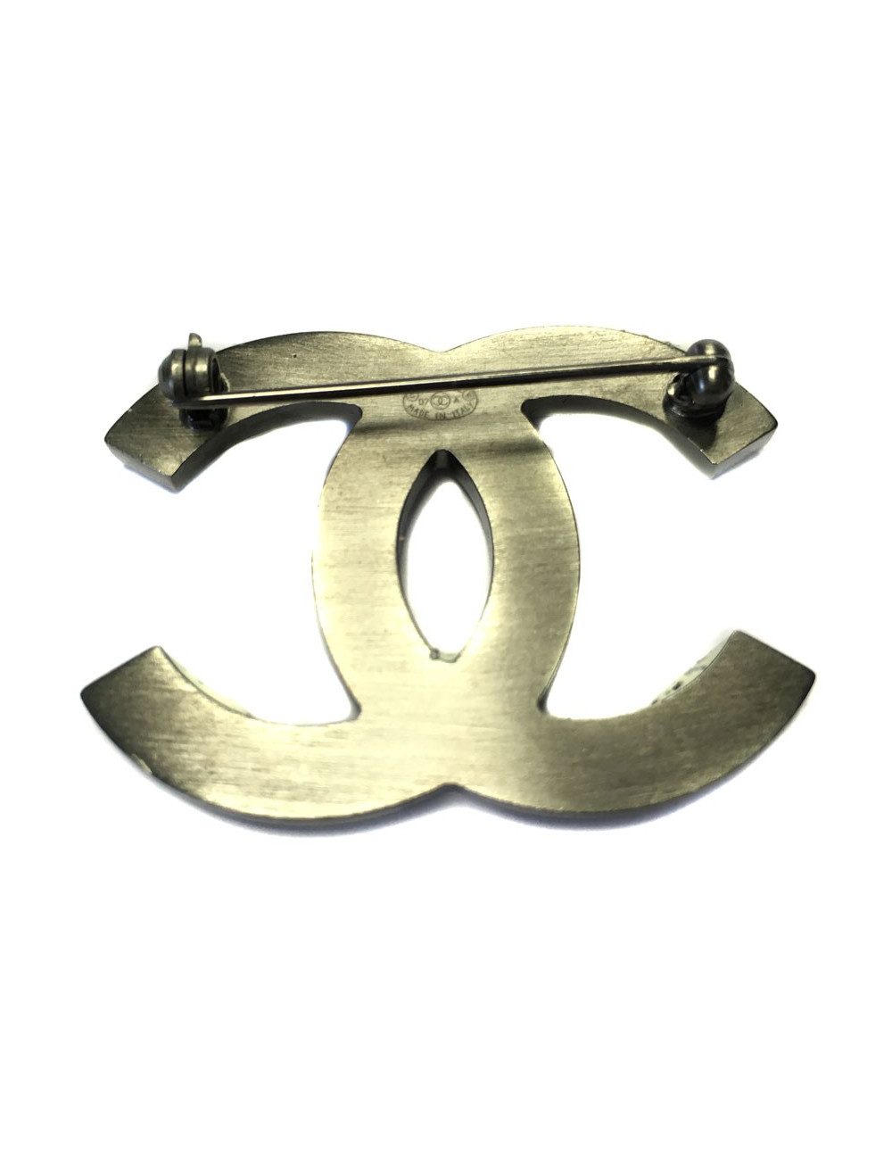 Broche CHANEL CC en métal argenté et strass