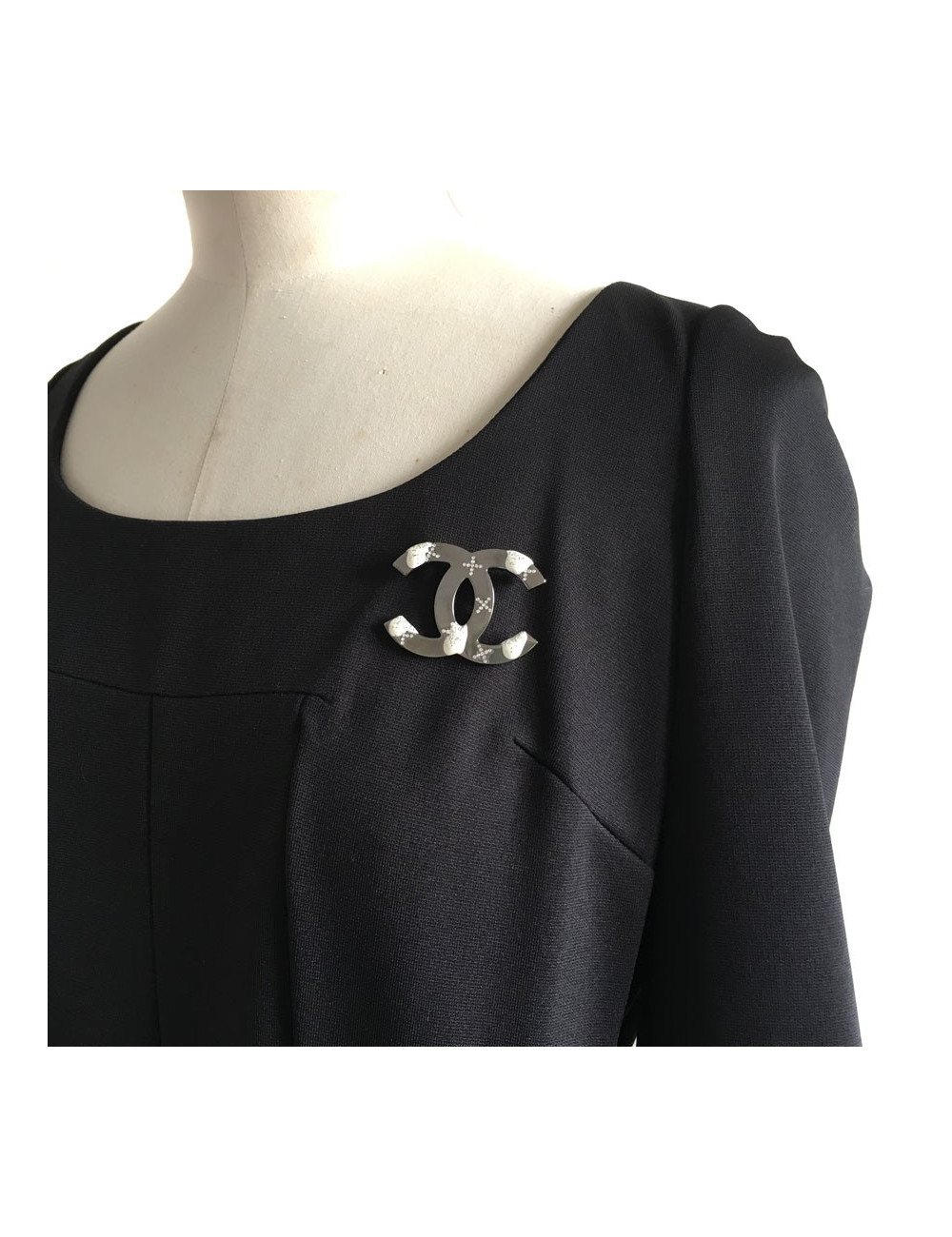 PIN CHANEL CC in rhinestone and silver metal
