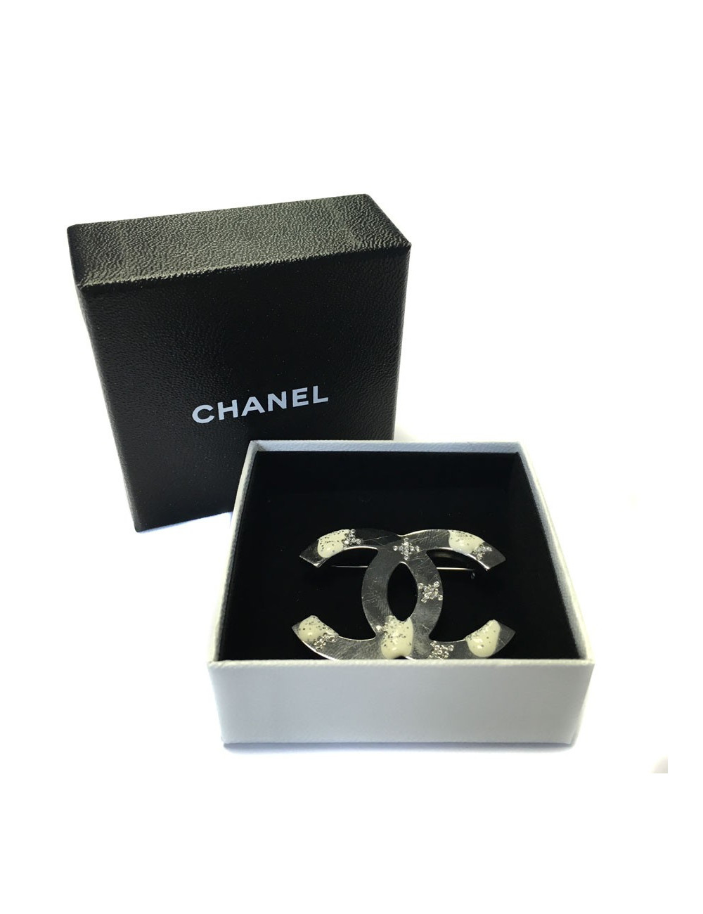 Broche CHANEL CC en métal argenté et strass