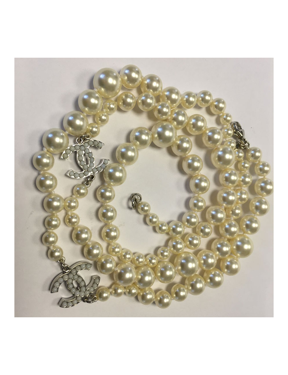 Sautoir CHANEL en perles nacrées