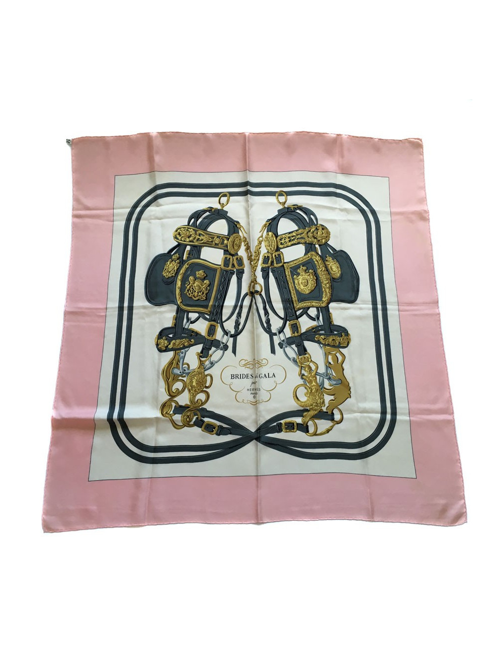 Carré HERMES "Brides de Gala" en soie ivoire, rose et gris