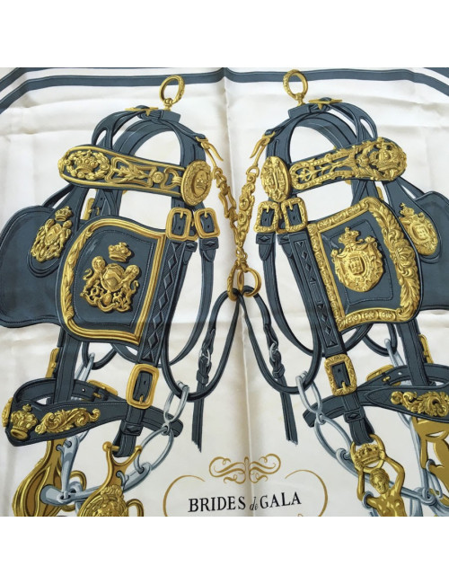 Carré HERMES "Brides de Gala" en soie ivoire, rose et gris