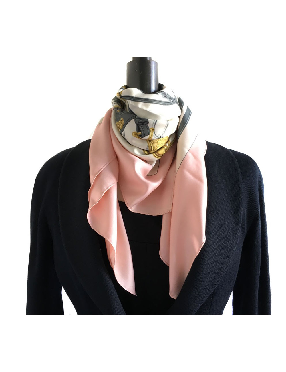 Carré HERMES "Brides de Gala" en soie ivoire, rose et gris