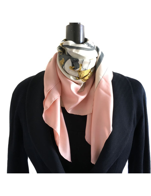 Carré HERMES "Brides de Gala" en soie ivoire, rose et gris