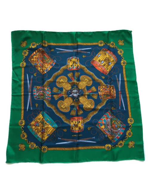 Carré HERMES "Les Tambours" en soie bleu, or et vert