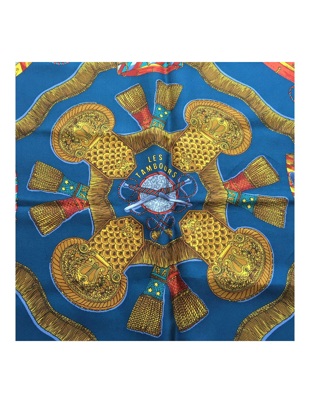 Carré HERMES "Les Tambours" en soie bleu, or et vert