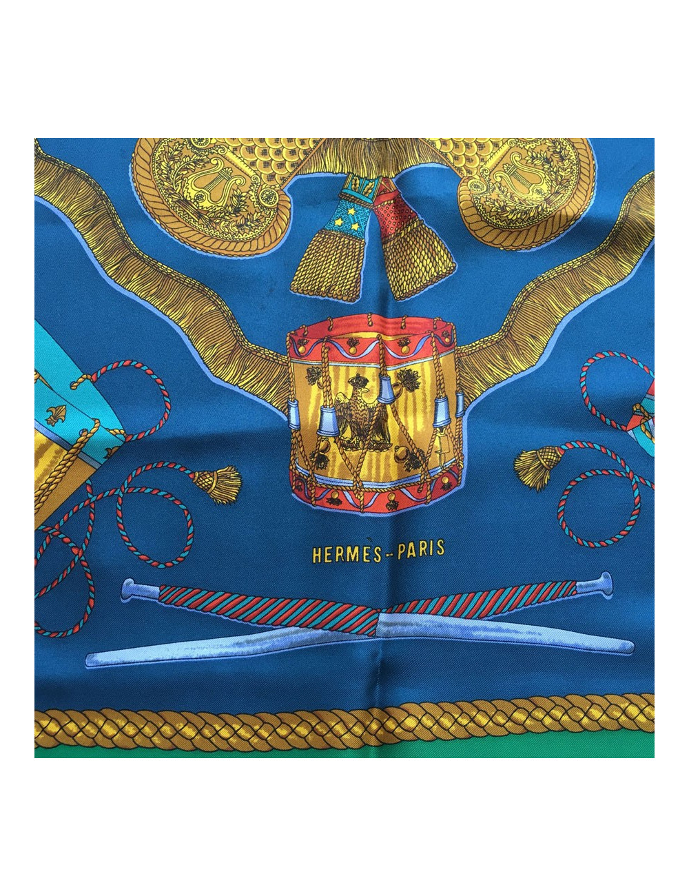 Carré HERMES "Les Tambours" en soie bleu, or et vert