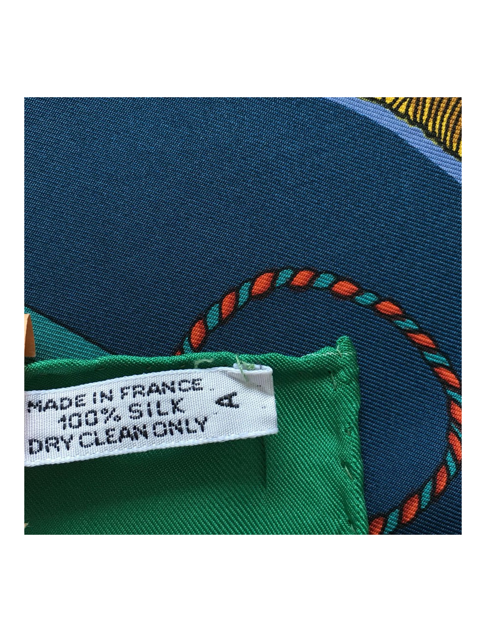 Carré HERMES "Les Tambours" en soie bleu, or et vert