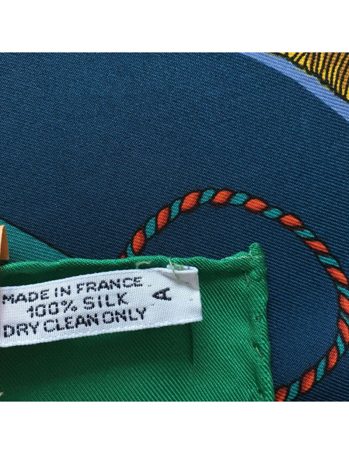 Carré HERMES "Les Tambours" en soie bleu, or et vert