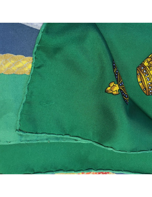 Carré HERMES "Les Tambours" en soie bleu, or et vert