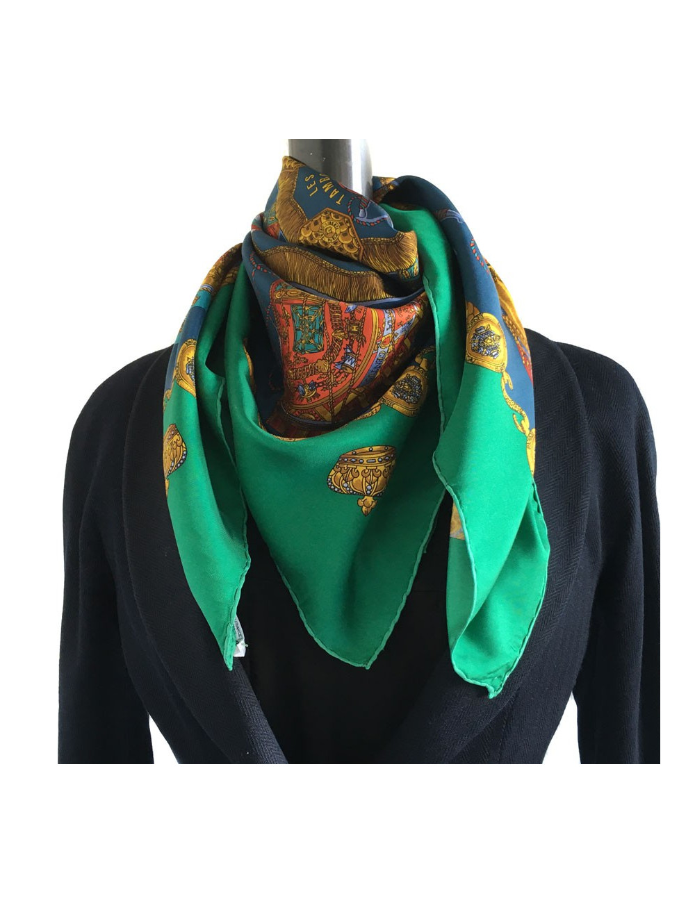 Carré HERMES "Les Tambours" en soie bleu, or et vert