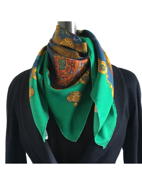 Carré HERMES "Les Tambours" en soie bleu, or et vert