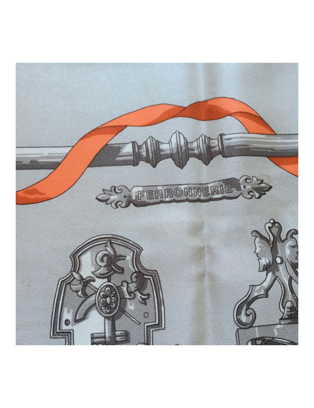 Carré HERMES "Ferronnerie" en soie étoupe, gris et orange