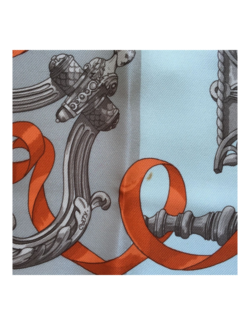 Carré HERMES "Ferronnerie" en soie étoupe, gris et orange