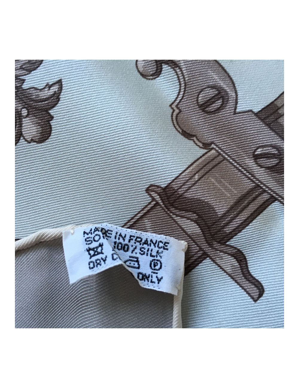 Carré HERMES "Ferronnerie" en soie étoupe, gris et orange