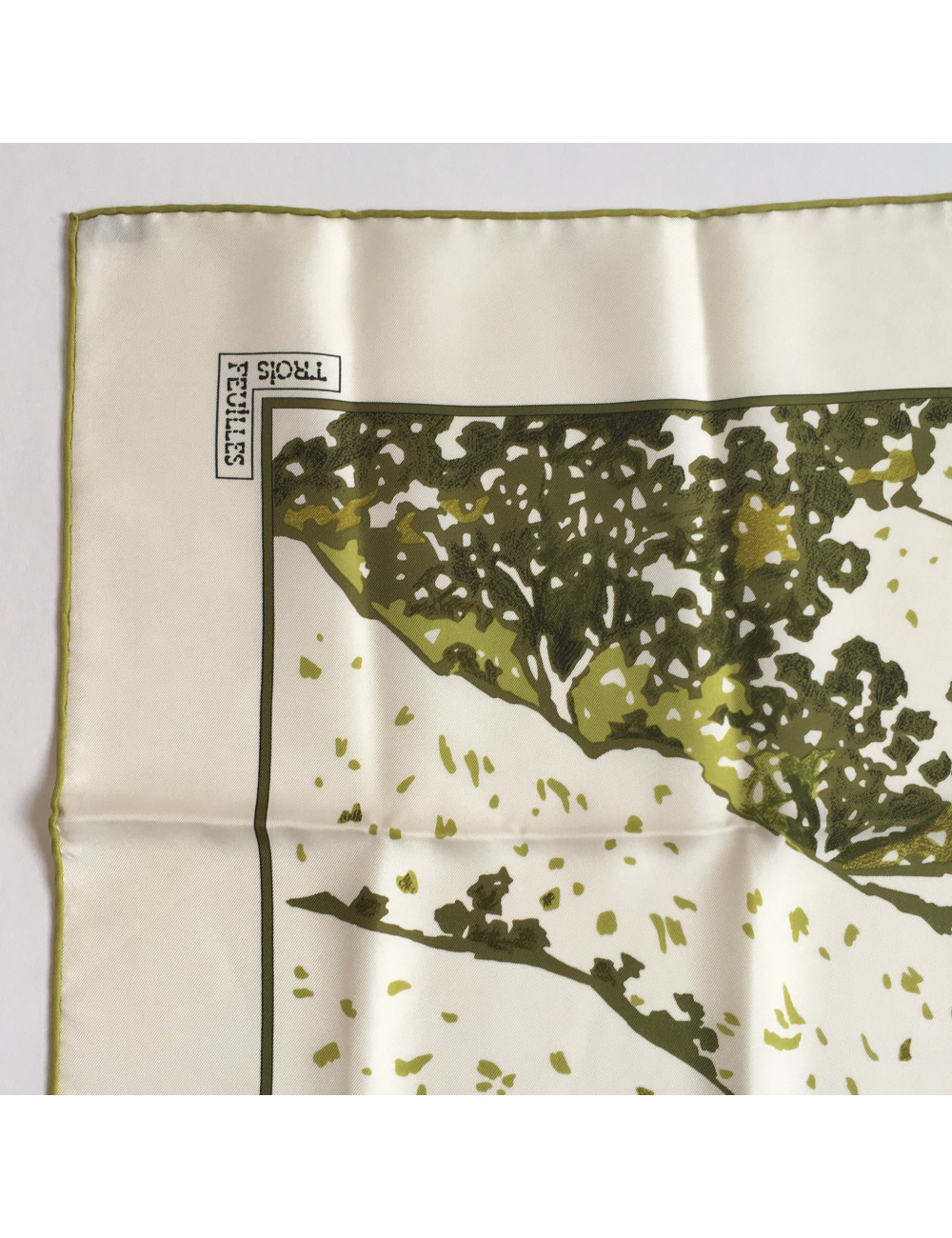Square three leaves Hermes silk white and green