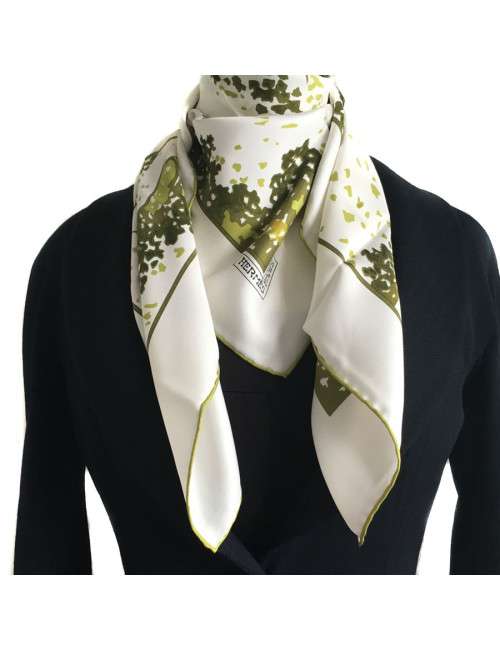 Carré Trois feuilles Hermes en soie blanche et verte 