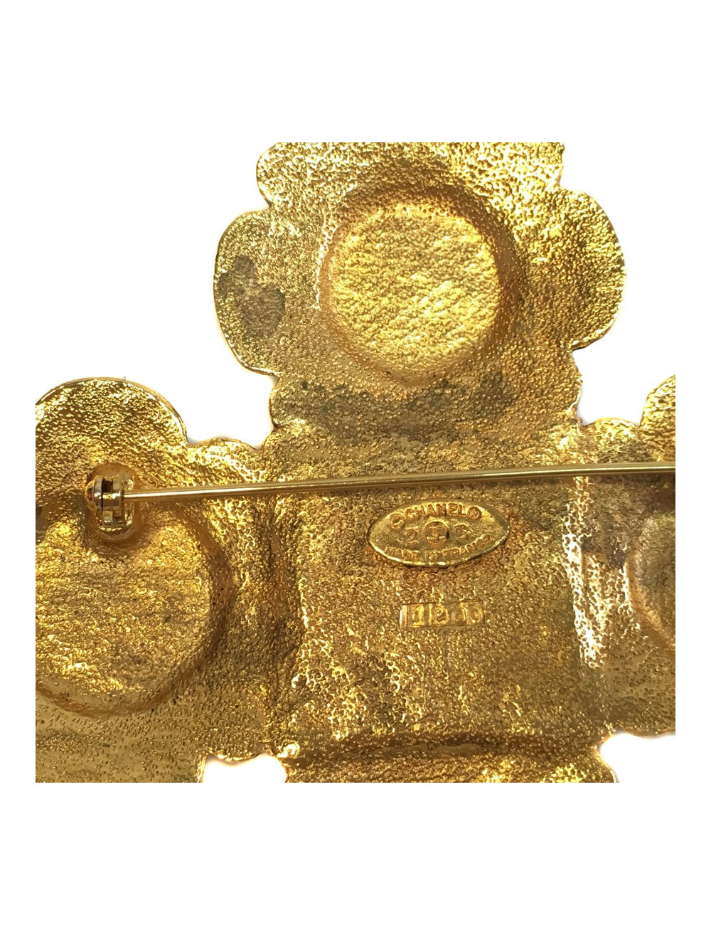 Adornment CHANEL brooch and earrings Vintage